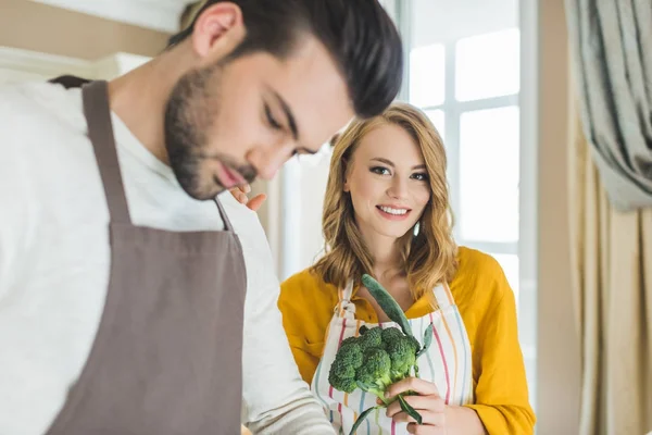 Coppia in cucina — Foto Stock