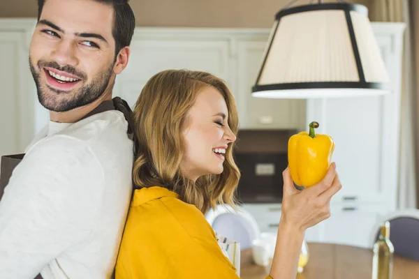 Couple préparant des légumes — Photo gratuite