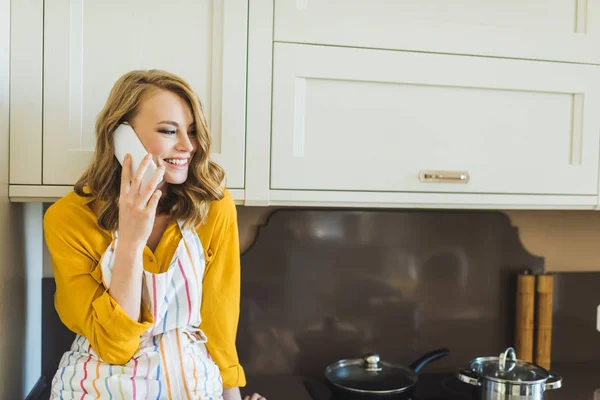 Woman talking on phone — Stock Photo, Image