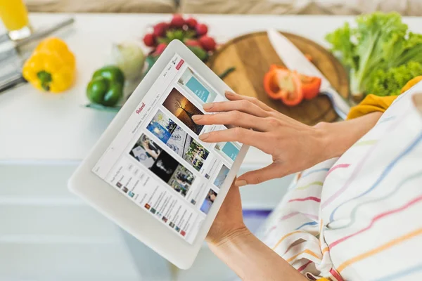 Mujer usando tableta digital —  Fotos de Stock