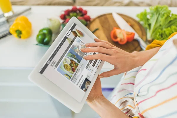 Vrouw die digitale tablet gebruikt — Stockfoto