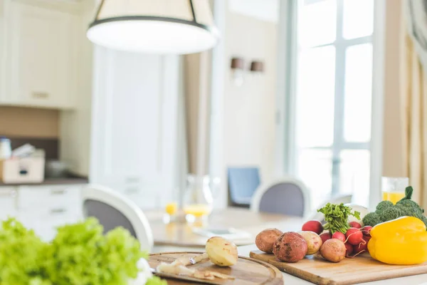 Produtos hortícolas e utensílios na mesa — Fotografia de Stock