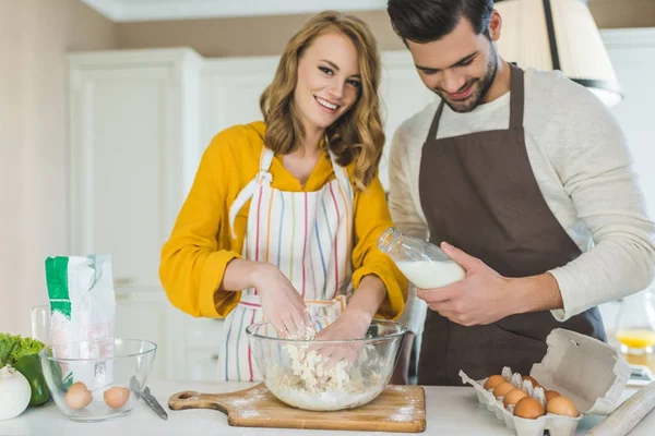 Couple making dough — Stock Photo, Image