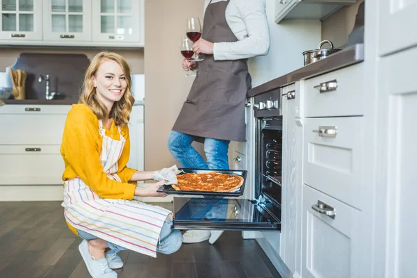 Pareja joven tomando una copa de vino — Foto de Stock