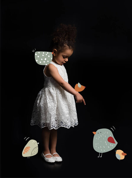 ребенок что-то показывает
