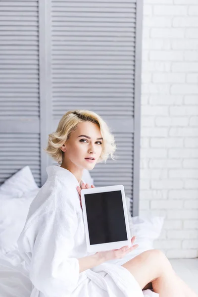 Blond Dívka Županu Drží Digitální Tablet Prázdnou Obrazovkou Při Pohledu — Stock fotografie