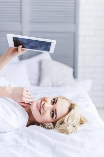 Dijital Tablet Boş Ekran Ile Tutarak Kamera Yatak Odasında Gülümseyen — Stok fotoğraf