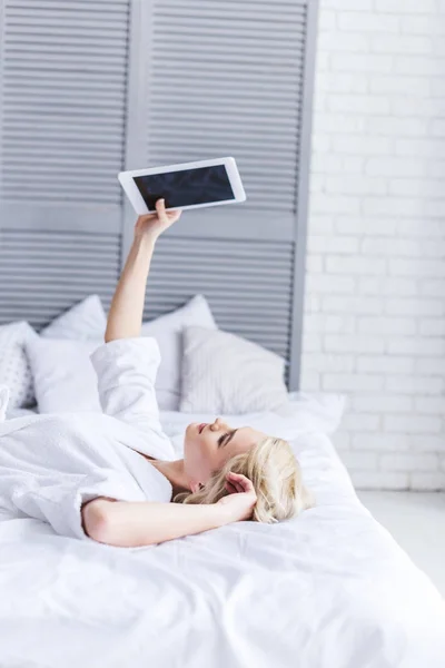 Молодая Женщина Лежит Кровати Помощью Цифрового Планшета Чистым Экраном — стоковое фото