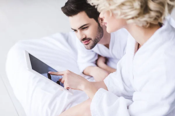 Tiro Recortado Jovem Casal Usando Tablet Digital Cama — Fotografia de Stock