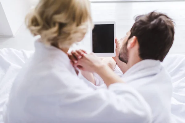 Visão Traseira Casal Usando Tablet Digital Com Tela Branco Cama — Fotografia de Stock