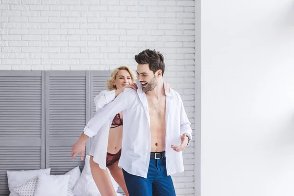 Belo Feliz Jovem Casal Camisas Brancas Divertindo Quarto — Fotografia de Stock