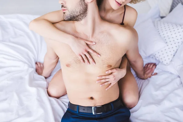 Plan Recadré Jeune Couple Préliminaires Étreignant Sur Lit — Photo