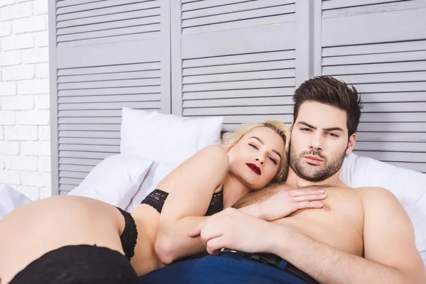 Mooie Verleidelijke Jonge Geliefden Samen Bed Liggen — Stockfoto