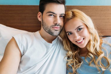 sevgi heteroseksüel çift kamera yatakta bakarak