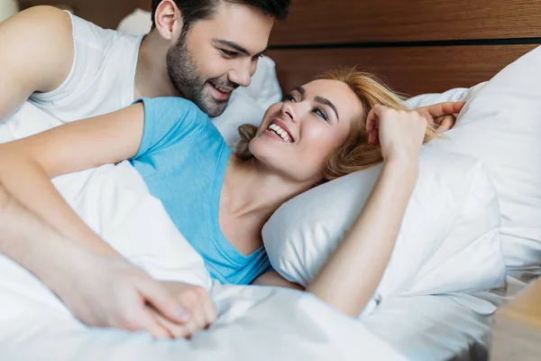 Namorado Abraçando Sorridente Namorada Cama Manhã — Fotografia de Stock