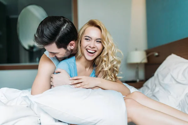 Happy Heterosexual Couple Hugging Bed — Stock Photo, Image