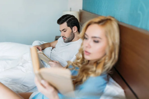 Couple Reading Books Bed Hotel Room — Free Stock Photo