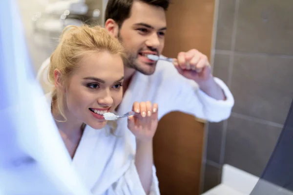 Casal Afetuoso Escovando Dentes Olhando Para Espelho — Fotografia de Stock