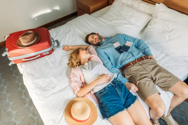 Hoge Hoekmening Van Paar Toeristen Liggend Bed Hotelkamer — Stockfoto