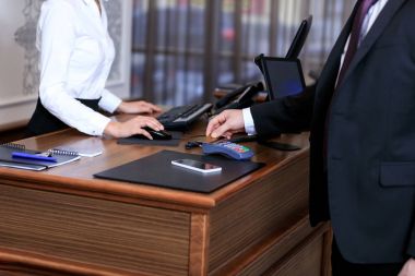 Otel kredi kartı ile ödeme işadamı Resim kırpılmış