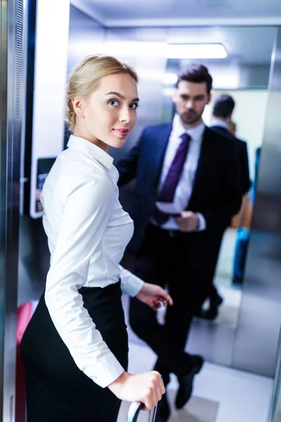 ビジネスマンやビジネスウーマン ホテルにエレベーターを入力 — ストック写真