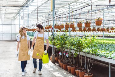 Komisyon ve sulama tesislerinde glasshouse arasında yürüyüş olabilir adamla kadın ile