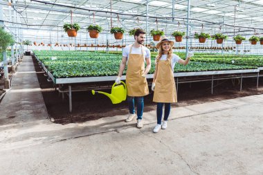 Komisyon ve sulama olabilir glasshouse içinde çalışan adamla kadın ile