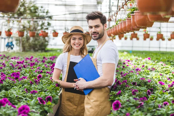 Casal Jardineiros Segurando Pranchetas Por Flores Estufa — Fotografia de Stock