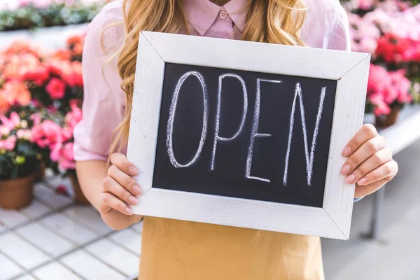 Close Beeld Van Open Bestuur Handen Van Vrouwelijke Tuinman Permanent — Stockfoto