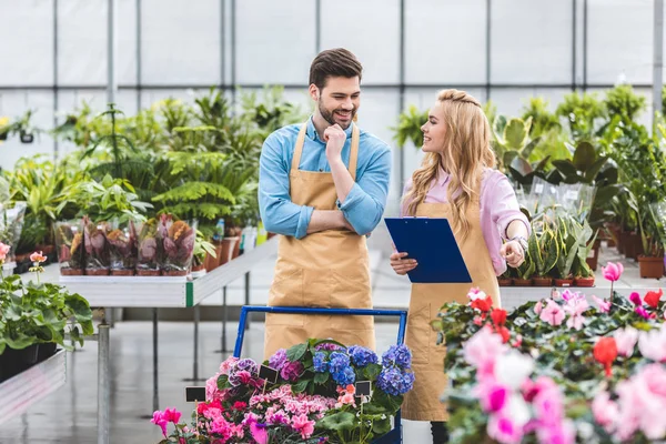 Couple Gardeners Clipboard Filling Order Flowers Greenhouse — Stock Photo, Image