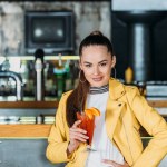 Uwodzicielski młoda kobieta z koktajl spędzać czas w barze