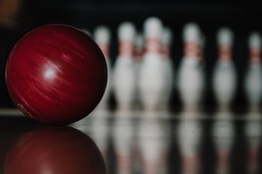 Kırmızı bowling topu iğne önünde sokak üzerinde yakın çekim vurdu