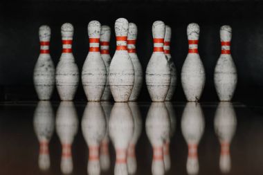 kapı grungy bowling iğne ile parlak zemin yansıması