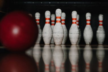 grungy bowling pin ön plan üzerinde kırmızı topu ile