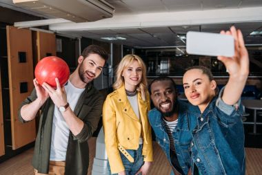 selfie birlikte bowling club adlı alarak genç arkadaş grubu