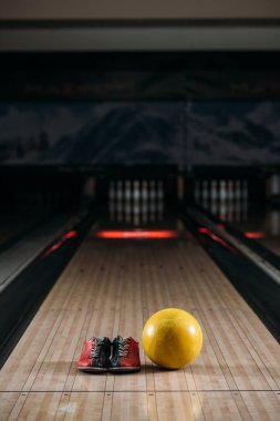 Sarı bowling topu kulüp sokak Kiralama ayakkabılarla