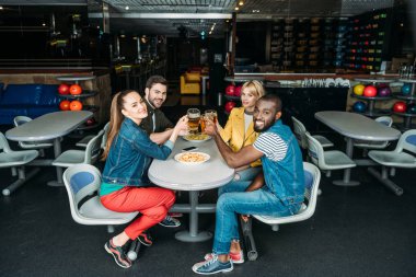 Grup genç arkadaşlar bowling Club bira kupaları tungur