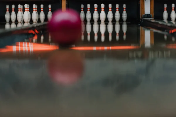 Rode Bowling Bal Aan Het Rollen Pinnen Door Alley — Stockfoto