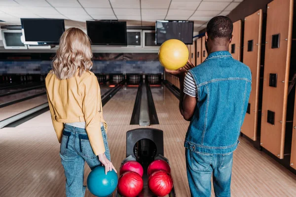 Multiethnic Couple Bowling Balls Standing Front Alleys Club — Stock Photo, Image