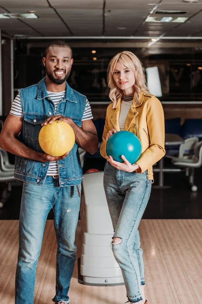 Heureux Jeune Couple Avec Boules Bowling Regardant Caméra Club — Photo