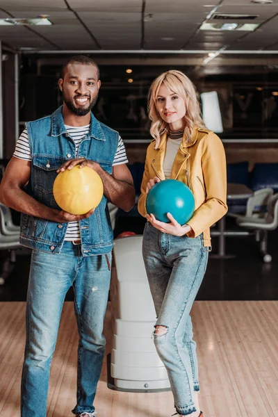 Feliz Jovem Casal Com Bolas Boliche Olhando Para Câmera Clube — Fotografia de Stock