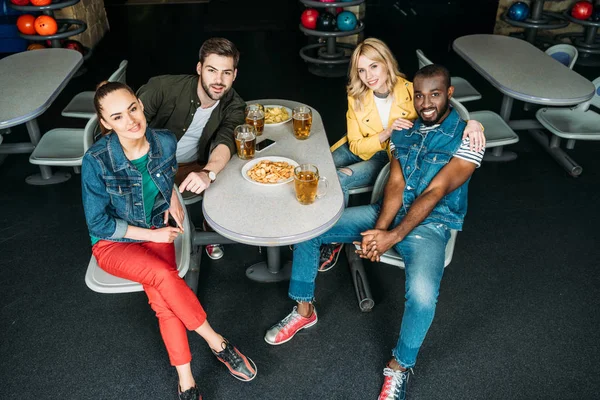 Grupo Vista Ángulo Alto Amigos Jóvenes Pasar Tiempo Club Bolos — Foto de Stock