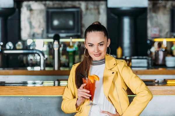 Verführerische Junge Frau Mit Cocktail Verbringt Zeit Bar — kostenloses Stockfoto