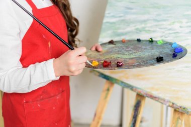 boya paletten Sanat Okulu atölyede alarak çocuğun Resim kırpılmış