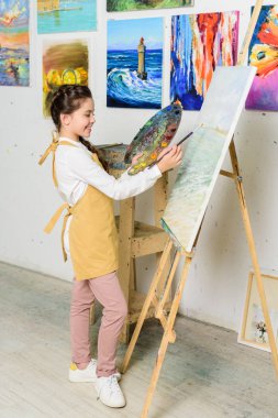 varoluş çocuk Sanat Okulu atölyede resim yan görünüm