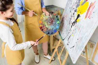 öğretmen ve öğrenci sanat okulu atölyede palette boya seçimi görüntü kırpılmış