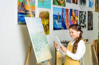 Çocuk Sanat Okulu atölyede tablet kullanma