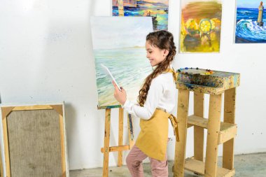 Çocuk Sanat Okulu atölyede tablet kullanarak yan görünüm