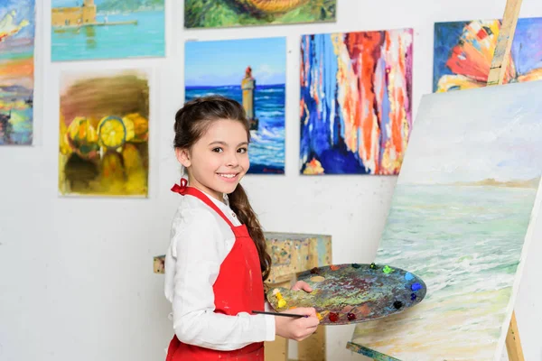 Niño Preadolescente Sosteniendo Paleta Cerca Lienzo Taller Escuela Arte — Foto de Stock