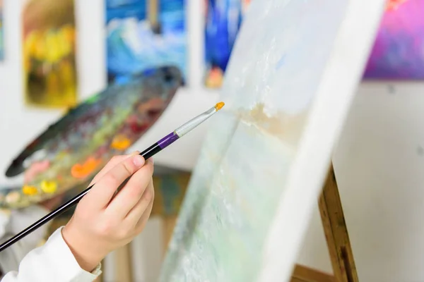 Imagem Recortada Criança Pintura Sobre Tela Oficina Escola Arte — Fotografia de Stock